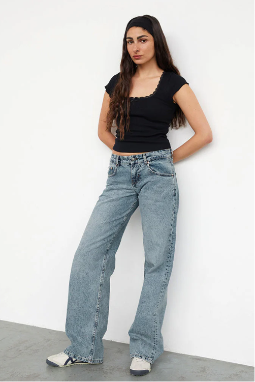 Women’s Low-Rise Wide Leg Jeans – Y2K Inspired Casual Style